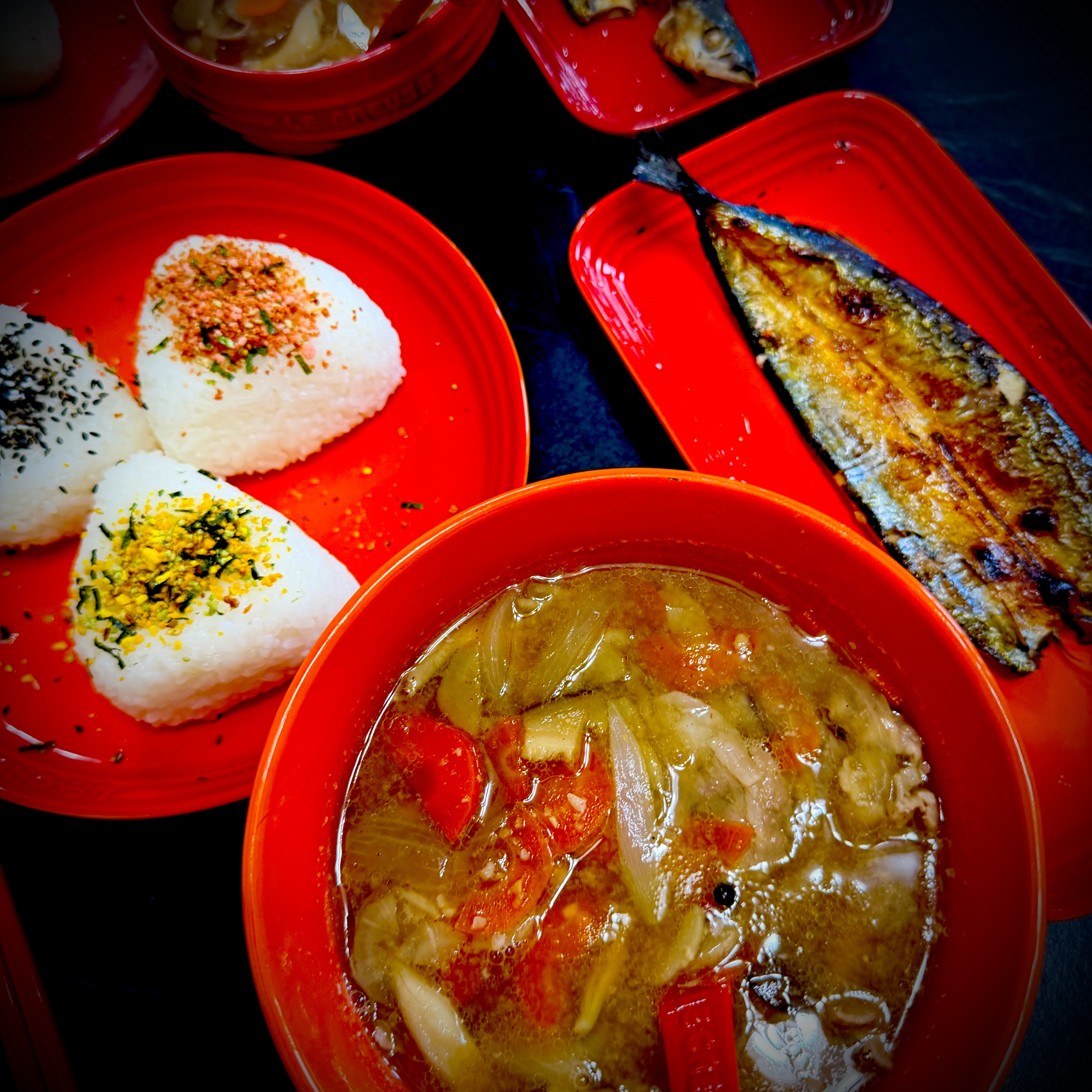 豚汁とおにぎり、そして焼き秋刀魚の定食