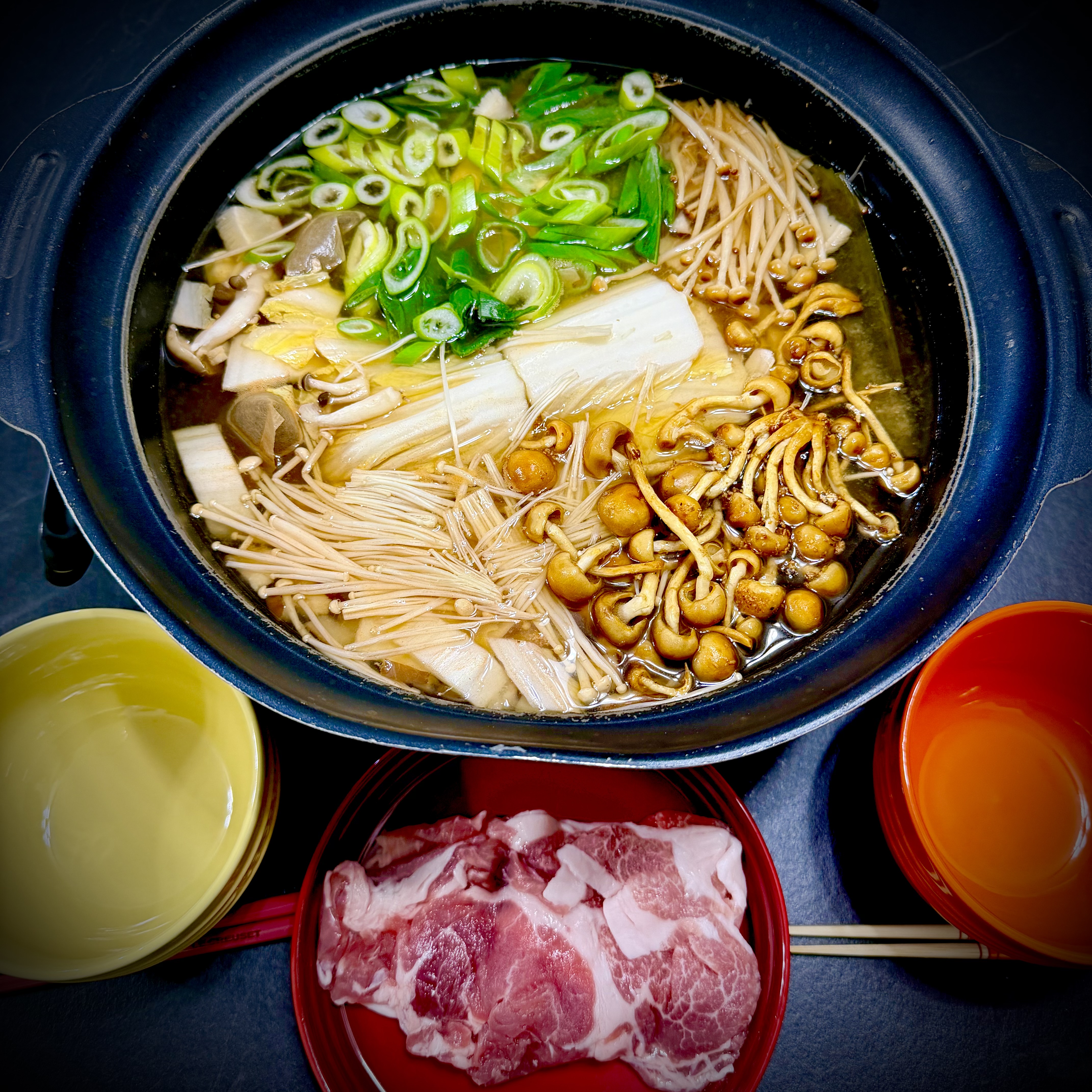 ６種キノコと豚ロースのピリ辛味噌のしゃぶしゃぶ鍋