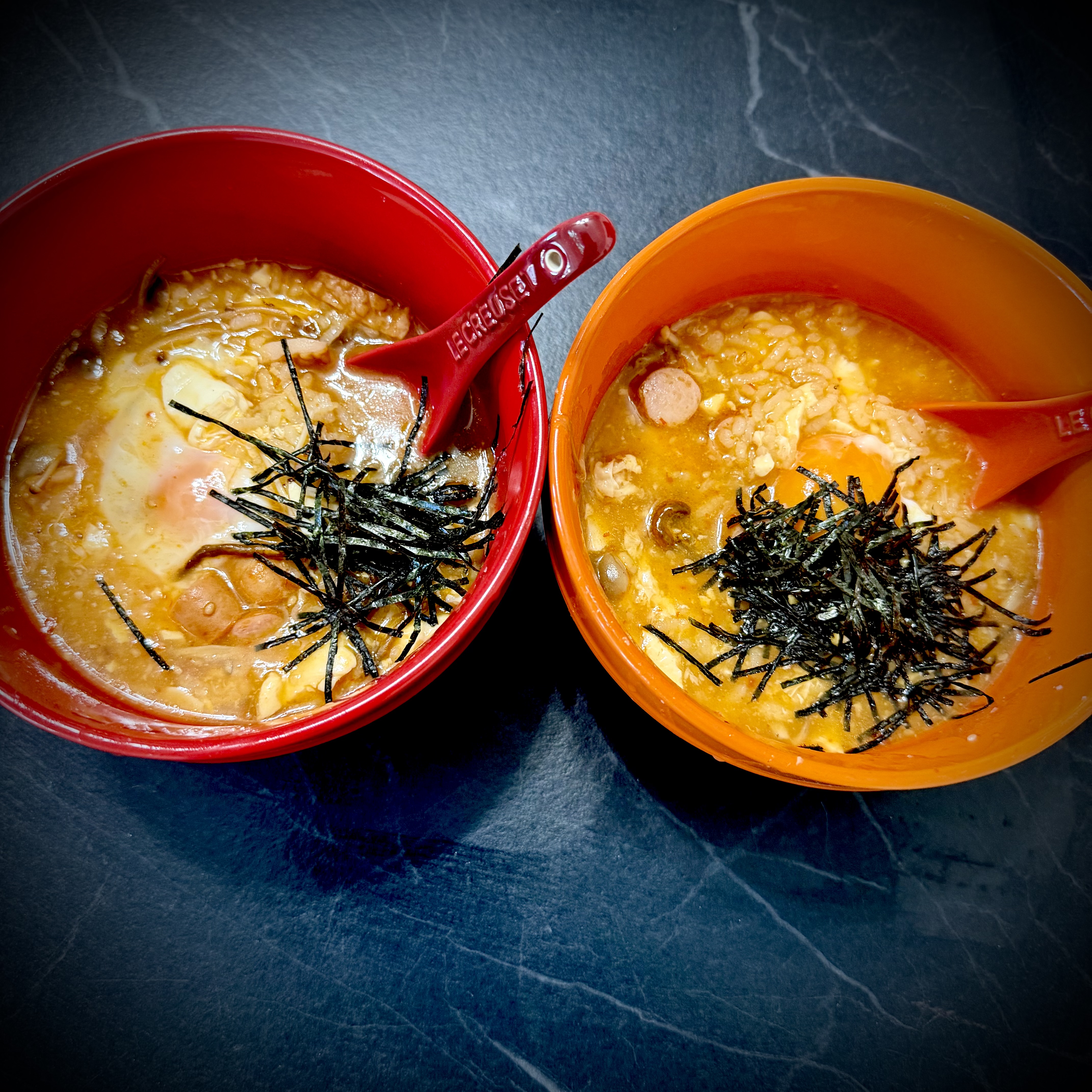 味噌煮込み雑炊のラー油フレークぶっかけ